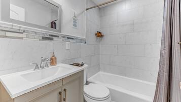 Haartrockner, Handtücher, Shampoo, Toilettenpapier