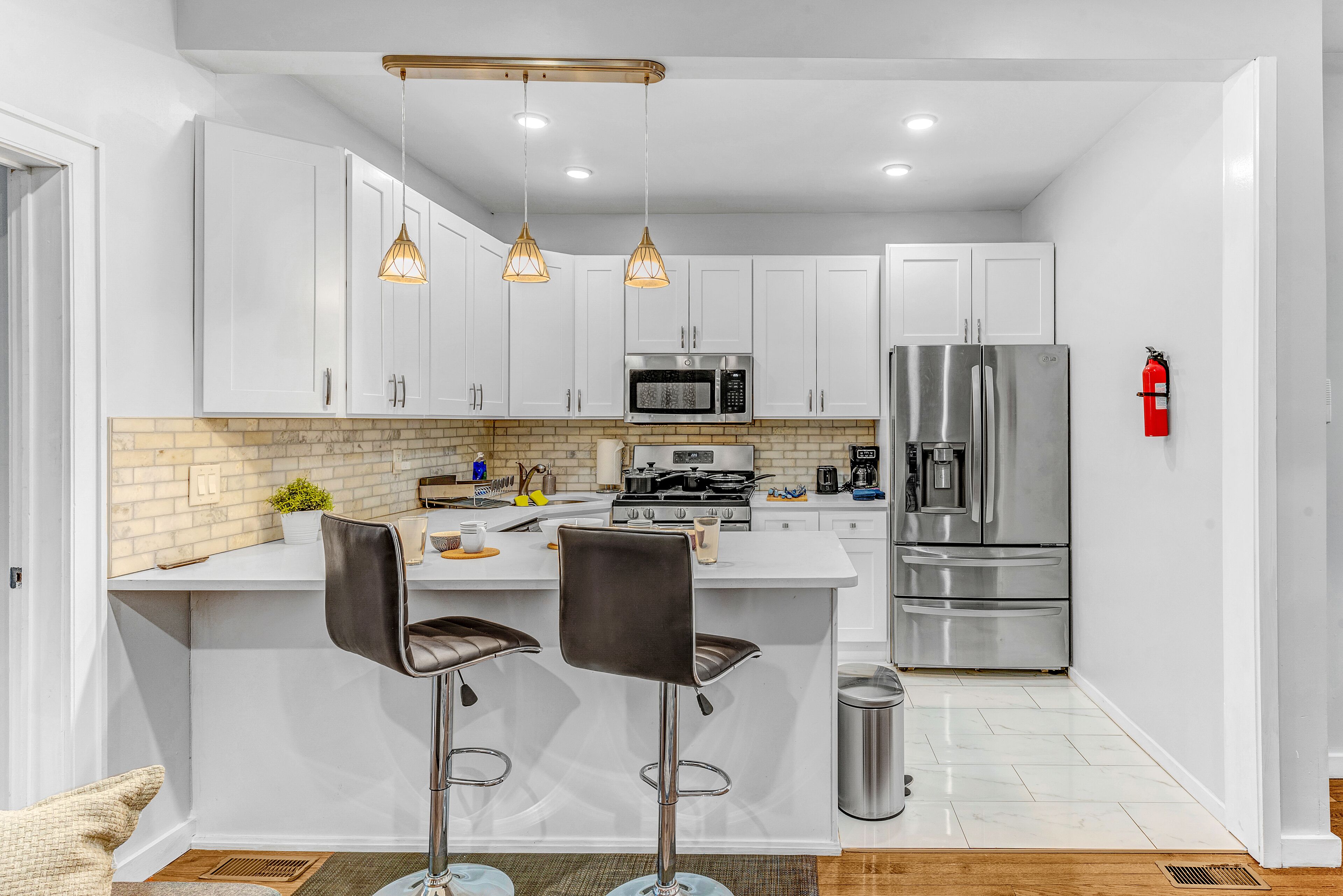 Een koelkast, een microgolfoven, een oven, een kookplaat