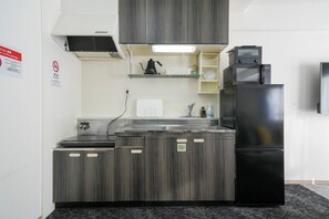 Fridge, microwave, stovetop, cookware/dishes/utensils