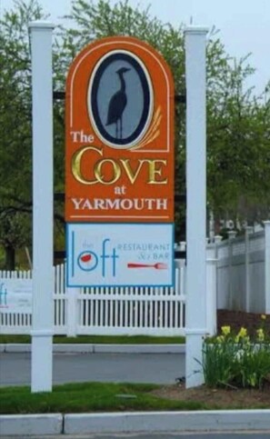 Property grounds - Luxury Resort with Restaurants , 5 minutes to the beach (West Yarmouth)