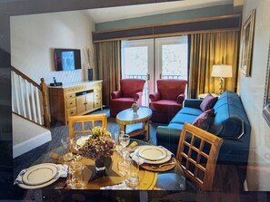TV - Luxury Resort with Restaurants , 5 minutes to the beach (West Yarmouth)