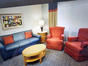TV - Luxury Resort with Restaurants , 5 minutes to the beach (West Yarmouth)