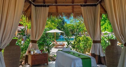 Elegant Villa with Hot Tub & Beach Club Access, Minutes to Playa Conchal!