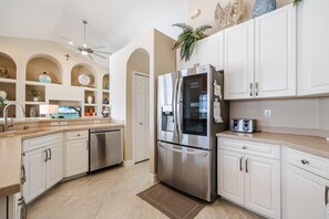 Réfrigérateur, four à micro-ondes, un four, surface de cuisson