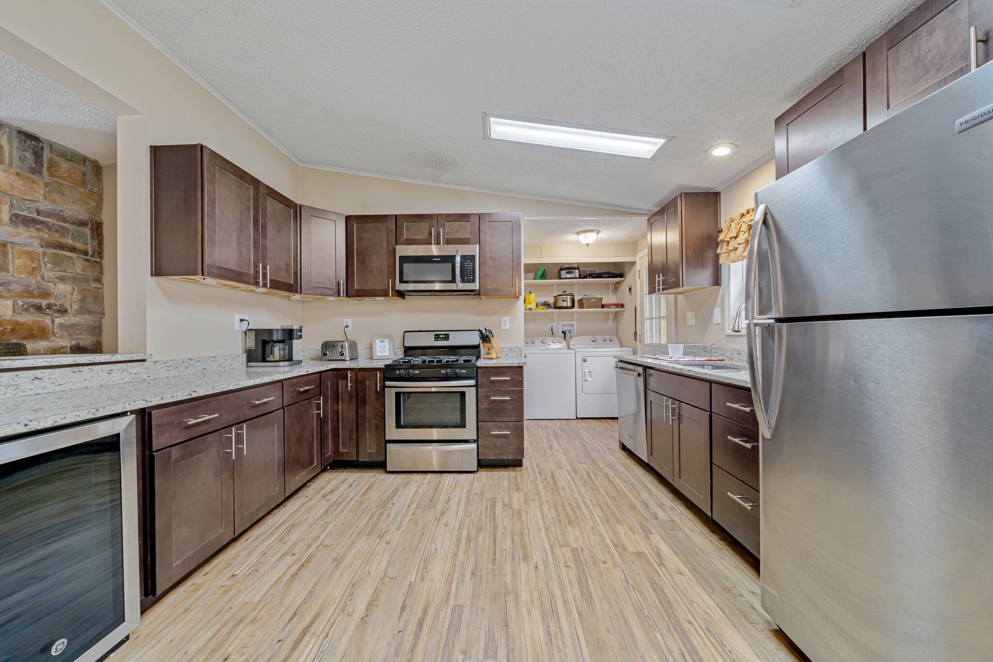 4 Bed, 3 bath Cabin with Hot Tub