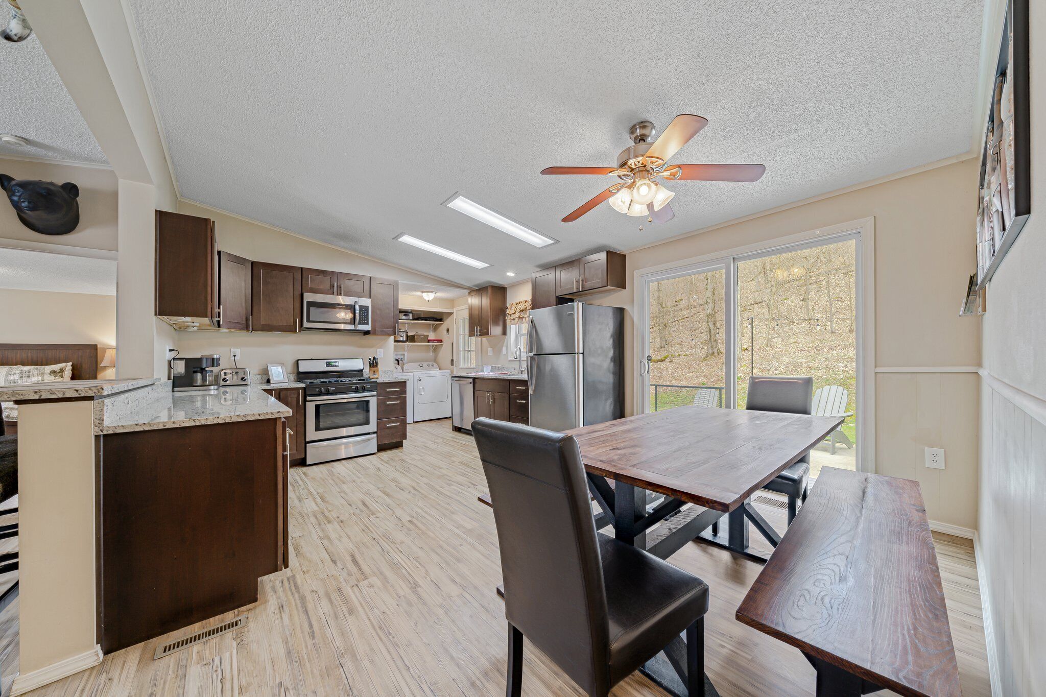 4 Bed, 3 bath Cabin with Hot Tub