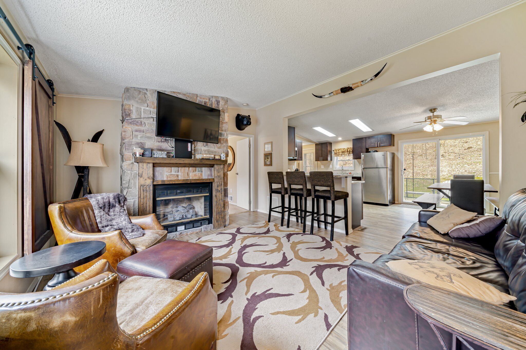 4 Bed, 3 bath Cabin with Hot Tub