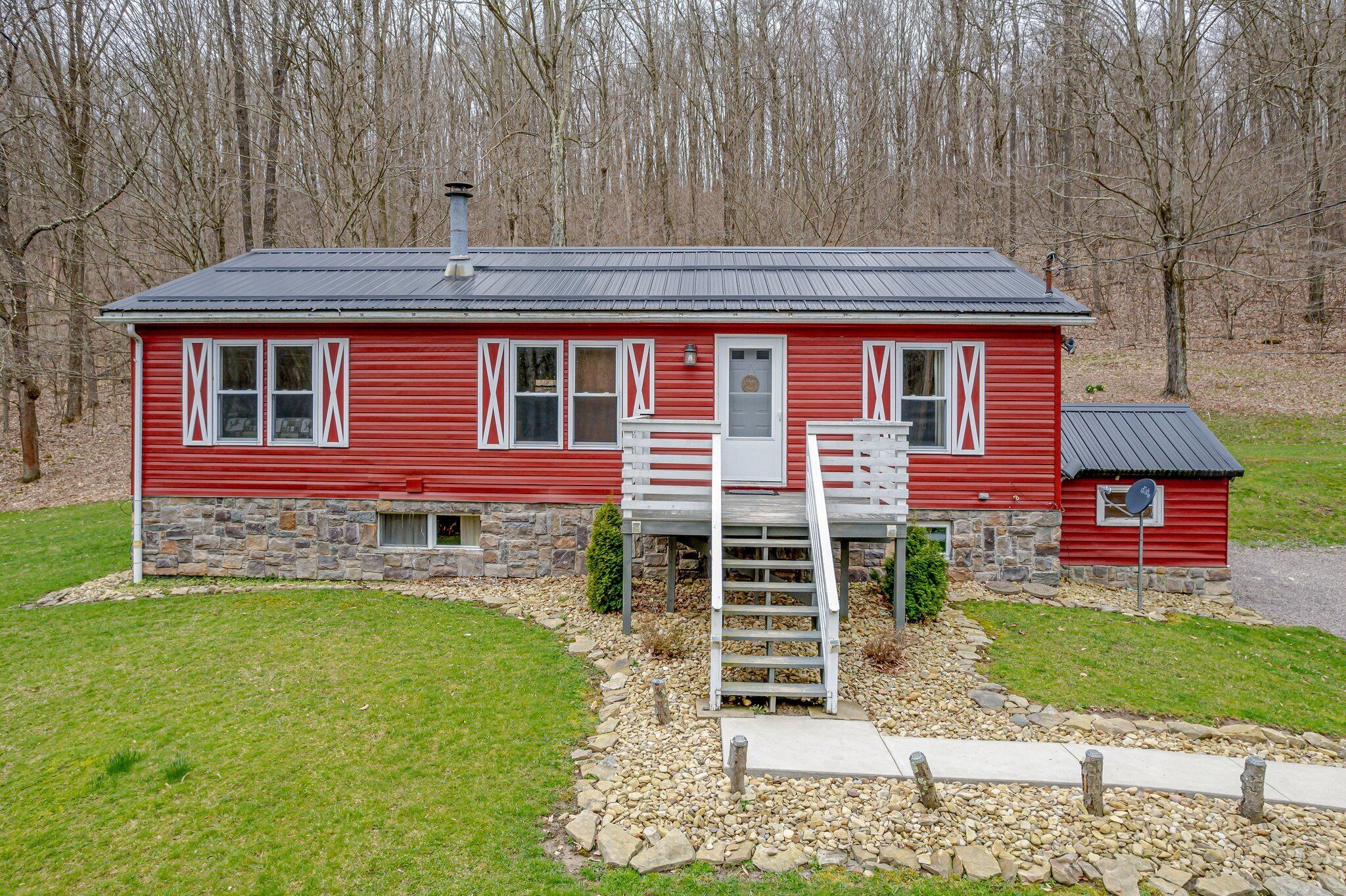 4 Bed, 3 bath Cabin with Hot Tub