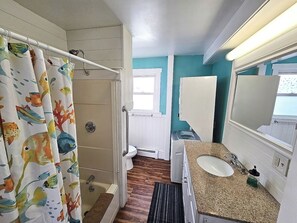 Douche, sèche-cheveux, serviettes fournies, savon