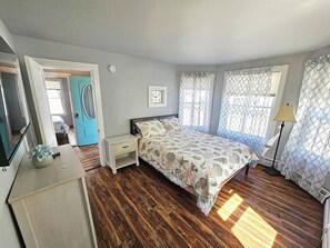 5 bedrooms, iron/ironing board, free WiFi, bed sheets