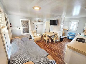 5 bedrooms, iron/ironing board, free WiFi, bed sheets