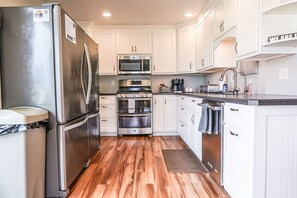 冷蔵庫、電子レンジ、オーブン、コンロ