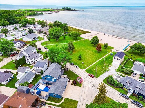 Private heated pool in back & Sandy beach in front
