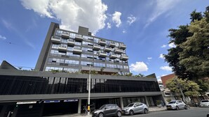 En bygning med flere etager i moderne arkitektur, med både altaner og store vinduer.