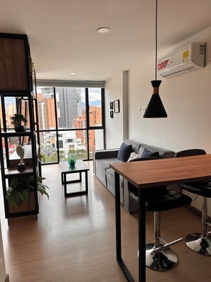 Smart TV - ApartaLoft Laureles/AC/24/7 security/ parking/ near 2 laureles park (Medellín)