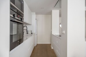Fridge, microwave, oven, stovetop - Premium El Putxet i el Farró 2BR, by Blueground (Barcelona)