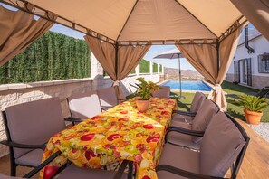 Outdoor dining - Villa Infinity by Solset (Málaga)
