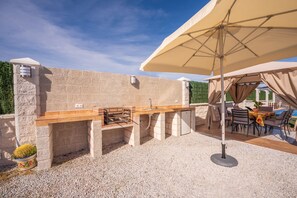 تناول الطعام بالخارج