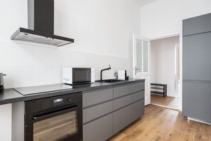 Réfrigérateur, micro-ondes, four, plaque de cuisson