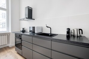 Réfrigérateur, micro-ondes, four, plaque de cuisson