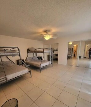 2 室のベッドルーム、アイロン / アイロン台、WiFi、ベッドシーツ