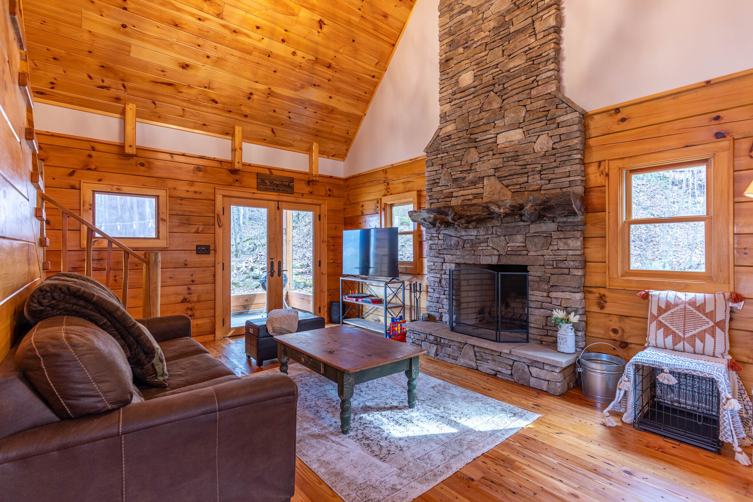 Whiskey Creek Cabin - Peaceful wooded creekside cabin!