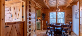 Whiskey Creek Cabin - Peaceful creekside cabin with hot tub!