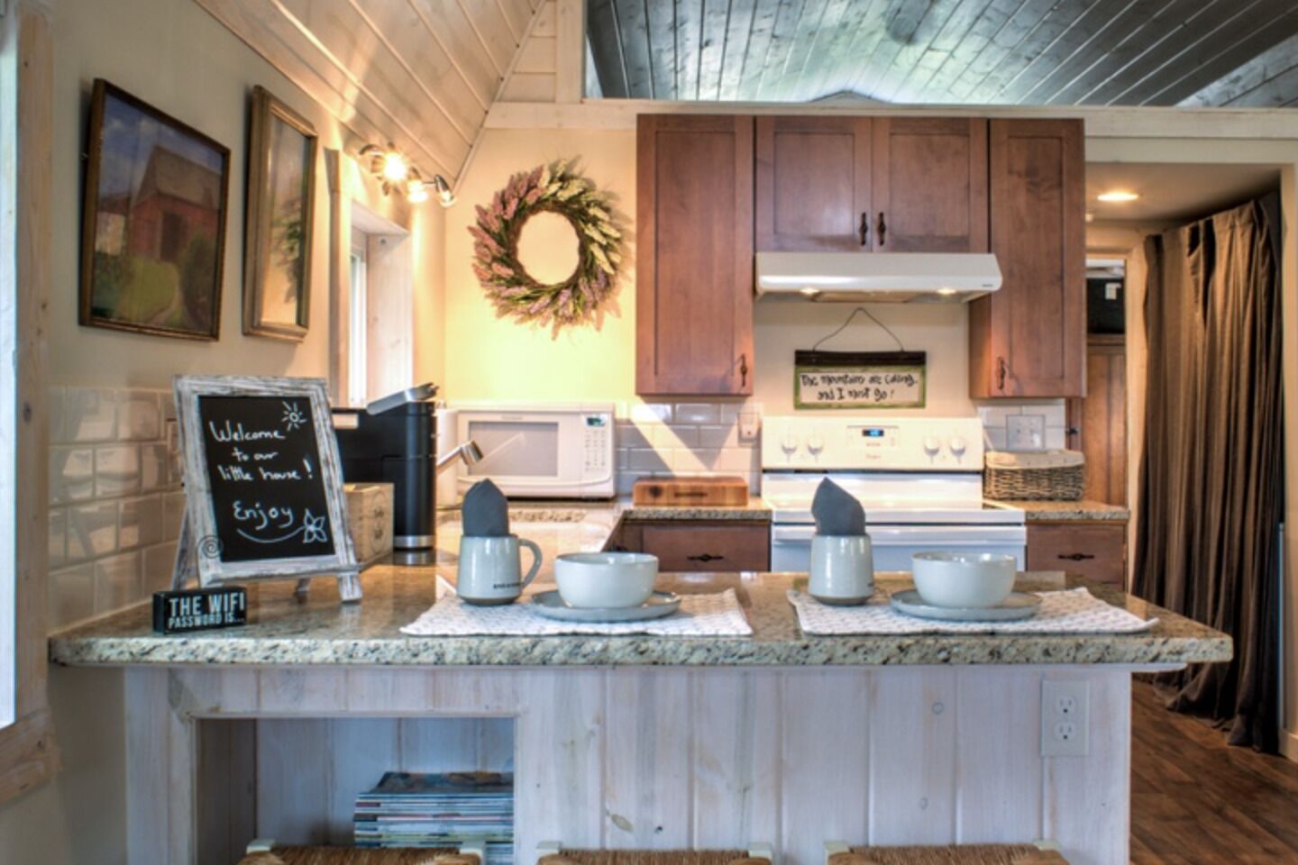 Halewood Farm Cottage: fire pit, pond, gazebo and pet friendly!