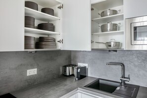 Kühlschrank, Mikrowelle, Ofen, Herdplatte