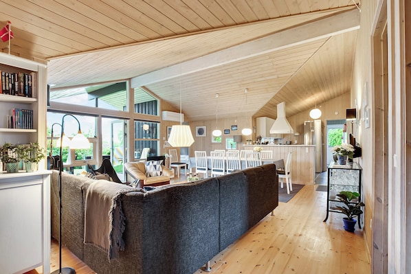 Un interior acogedor con sofá, comedor y cocina.