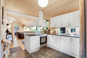 ثلاجة، فرن، غسالة أطباق، ماكينة لصنع القهوة/الشاي