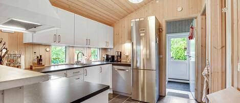 Réfrigérateur, four, lave-vaisselle, cafetière/bouilloire