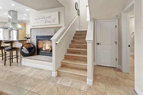 Coastal Haven w/ Large Rooftop Deck & Beach Access 🏖️