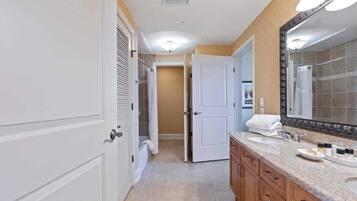 Combined shower/bathtub, hair dryer, towels, shampoo