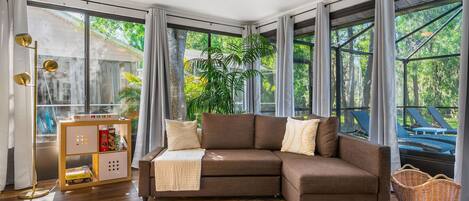 Smart TV, libros, oficina