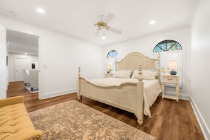 3 bedrooms, desk, iron/ironing board, free WiFi - Tropical Paradise! Family-Friendly Home Near The Beach! (Sarasota)