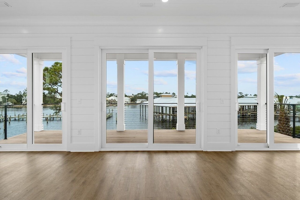 NEW CONSTRUCTION HOME SLEEPS 18 W/37 FOOT BOATSLIP
