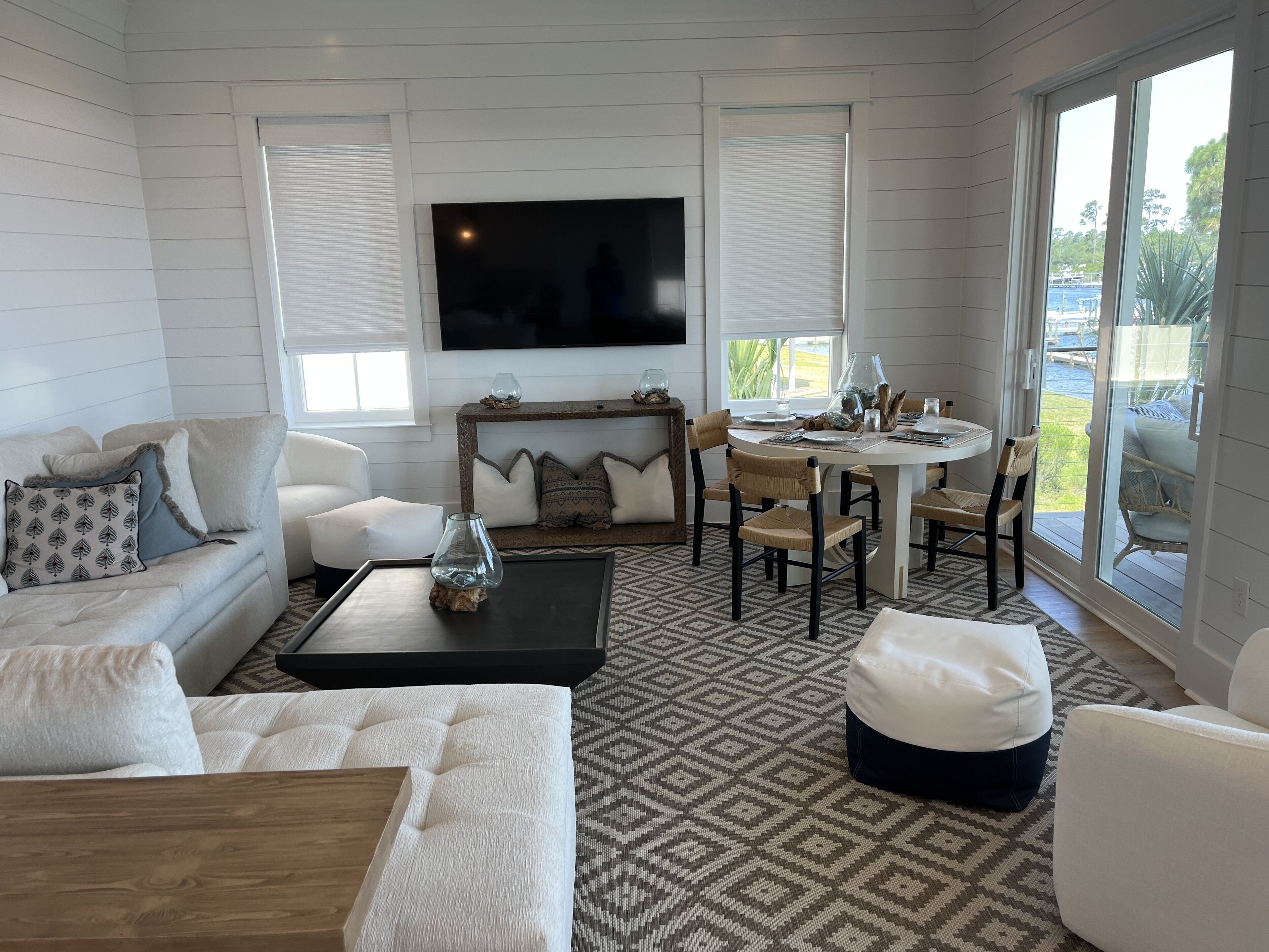 NEW CONSTRUCTION HOME SLEEPS 18 W/37 FOOT BOATSLIP