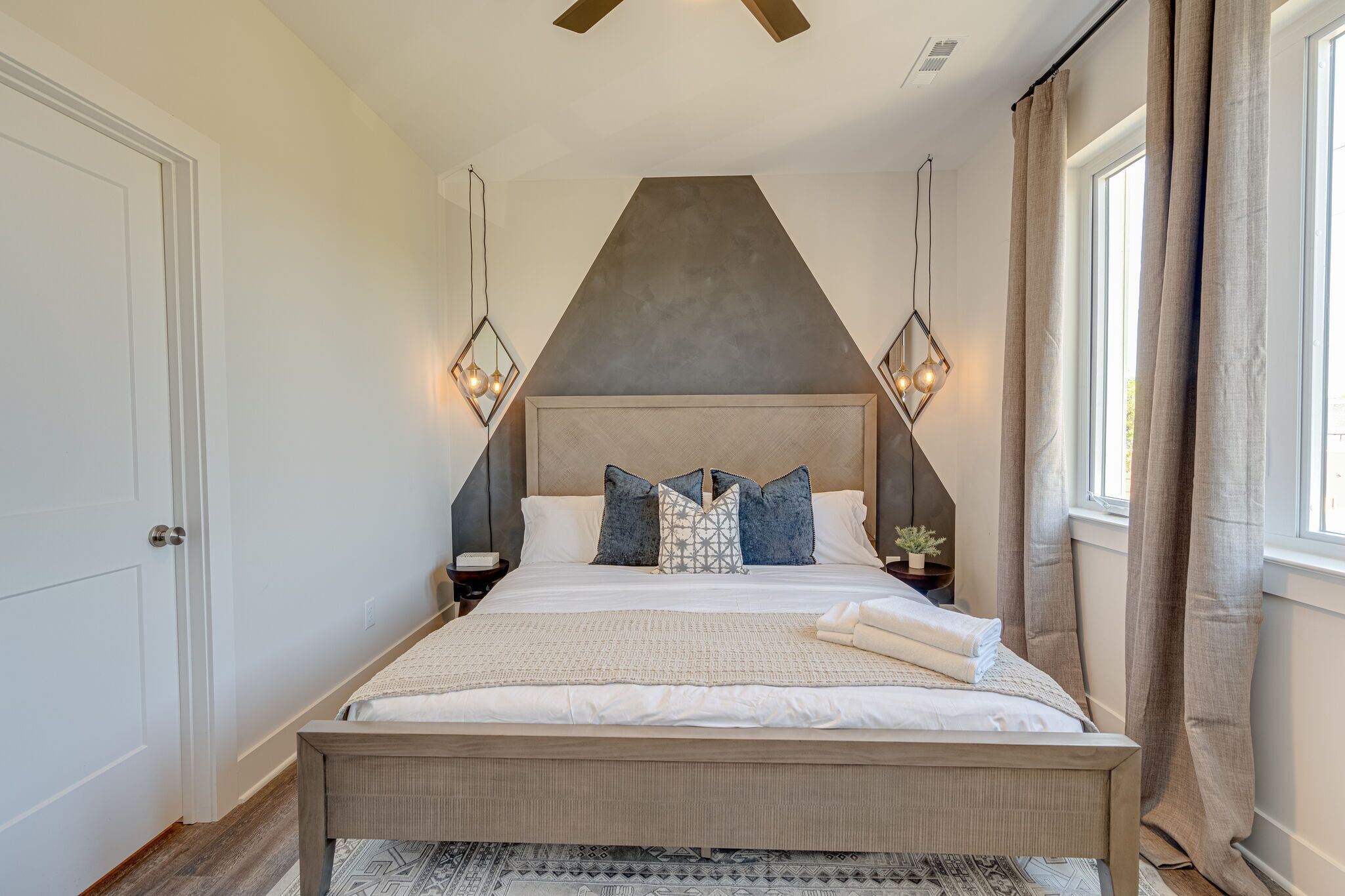 CLEAN SLATE - 7 MINS TO BROADWAY