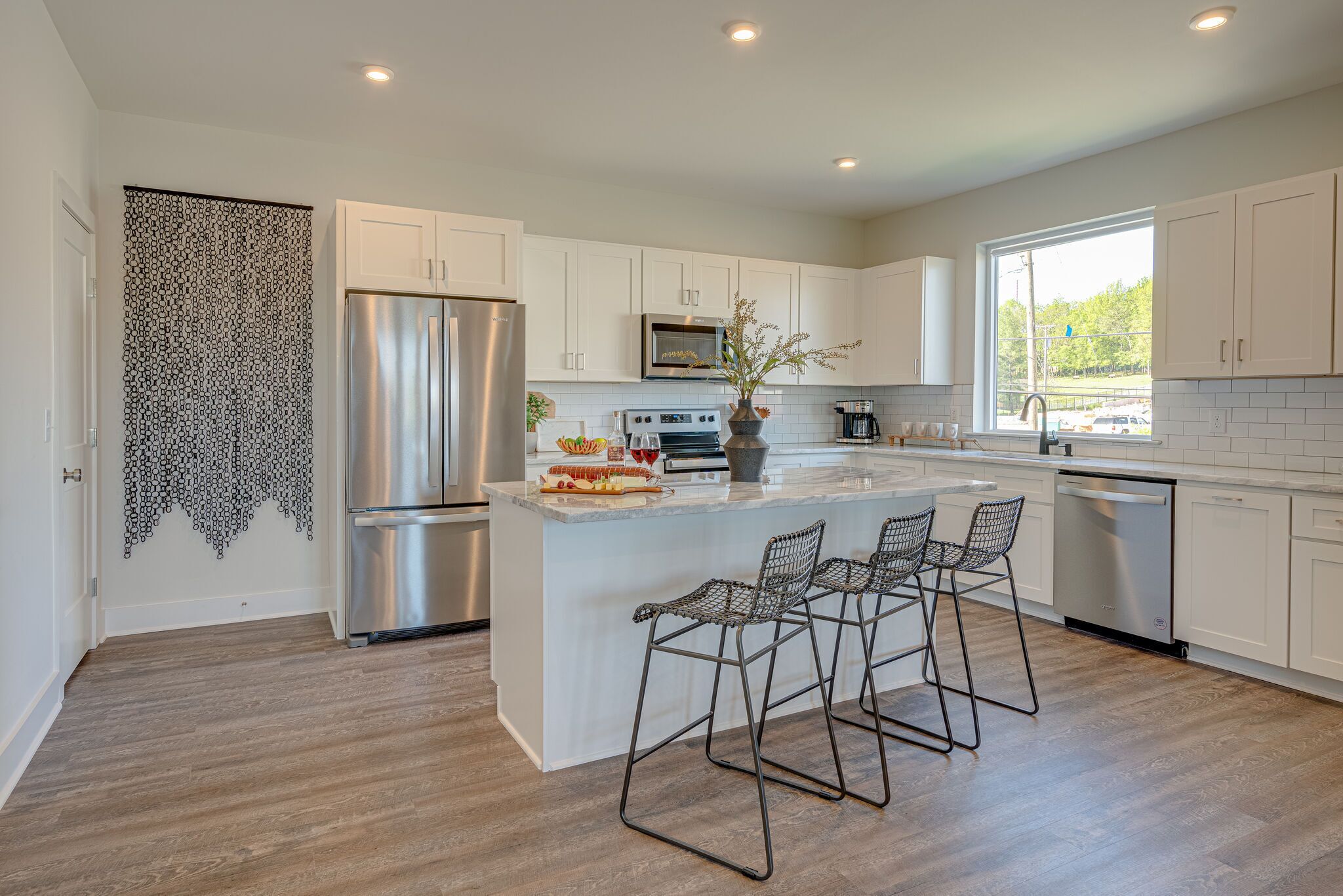 CLEAN SLATE - 7 MINS TO BROADWAY