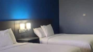 Habitación doble Deluxe, para no fumadores | Tabla de planchar con plancha, wifi gratis y ropa de cama