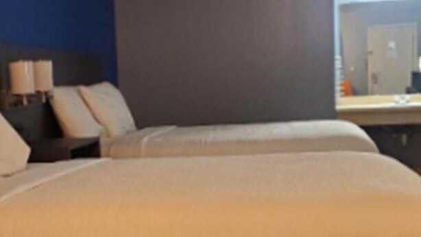 Standard Single Room, 2 Katil Ratu (Queen), Non Smoking | Seterika/papan seterika, Wi-fi percuma, cadar katil 