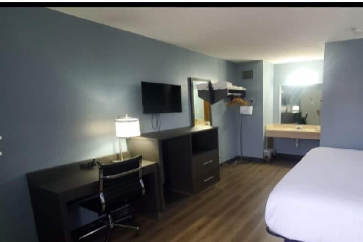 Habitación individual estándar, 1 cama King size, con acceso para personas discapacitadas | Tabla de planchar con plancha, wifi gratis y ropa de cama