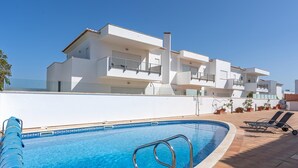 A swimming pool with a clear blue water, surrounded by a tiled deck. - Cozy Retreat for Couples in Burgau (Burgau)