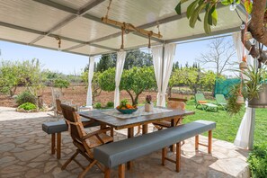 Outdoor dining - SA CASETA (BÚGER) - Cosy house with elevated swimming pool and free WiFI. (Búger)