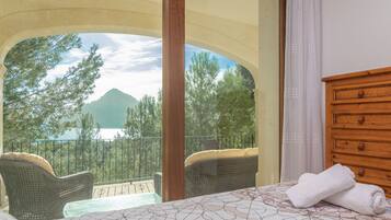 5 bedrooms, iron/ironing board, free WiFi, bed sheets