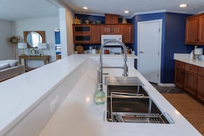 Grand réfrigérateur, micro-ondes, four, plaque de cuisson