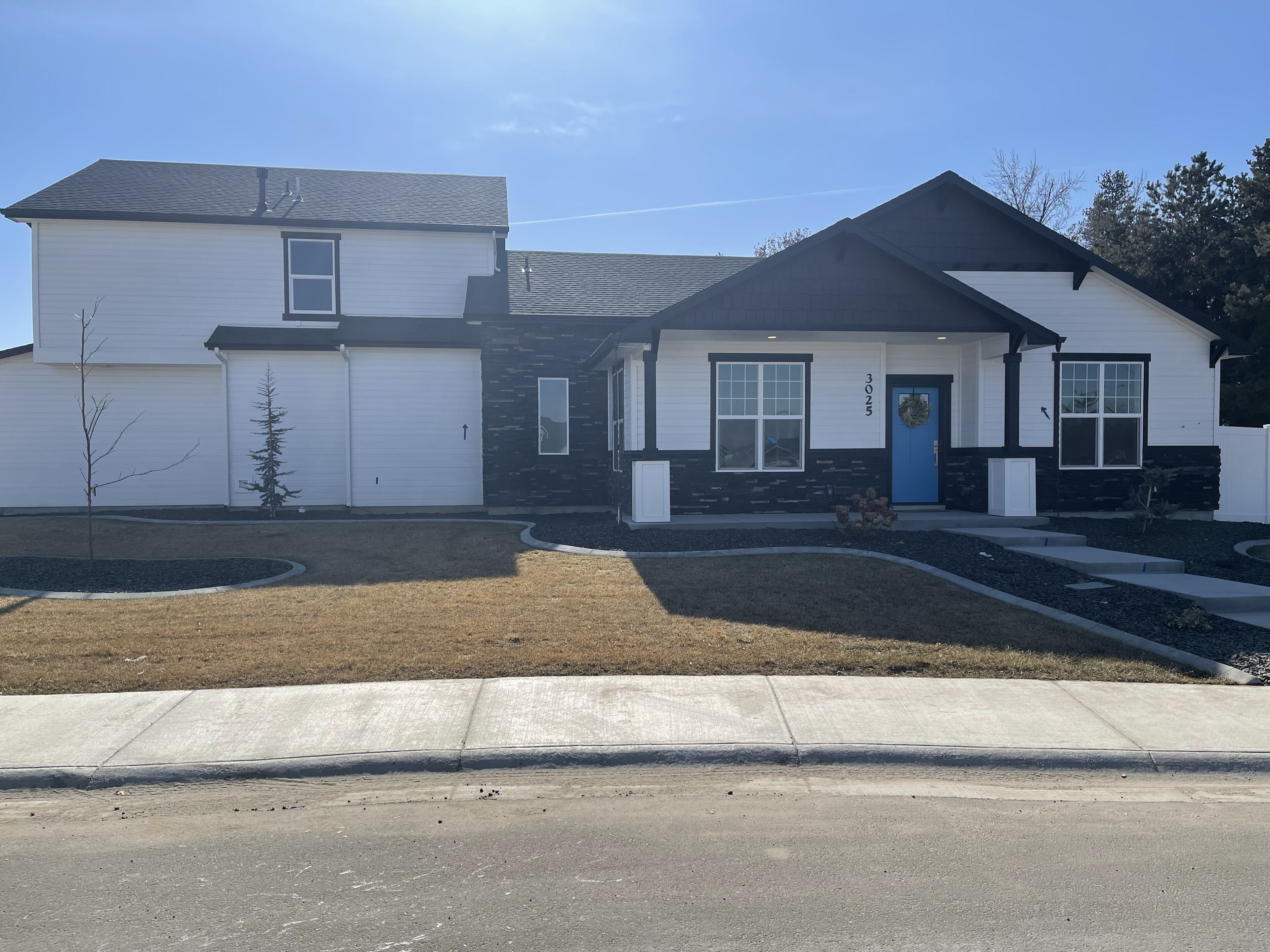 Enjoy the Sunsets in this luxurious and spacious home in Fruitland!