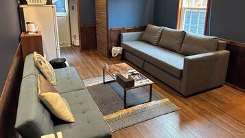 1 quarto, cofres nos quartos, escrivaninha