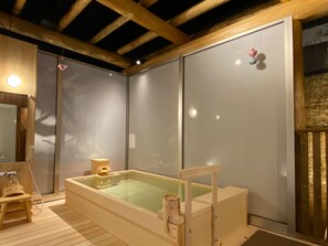 Suối nước nóng